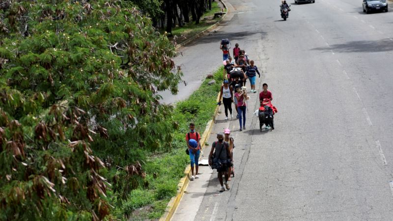 Binlerce Venezuelalı Ülkeyi Yürüyerek Terk Ediyor