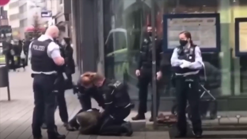 Polis, başörtülü kadını "maske takmadığı" gerekçesiyle kelepçeledi