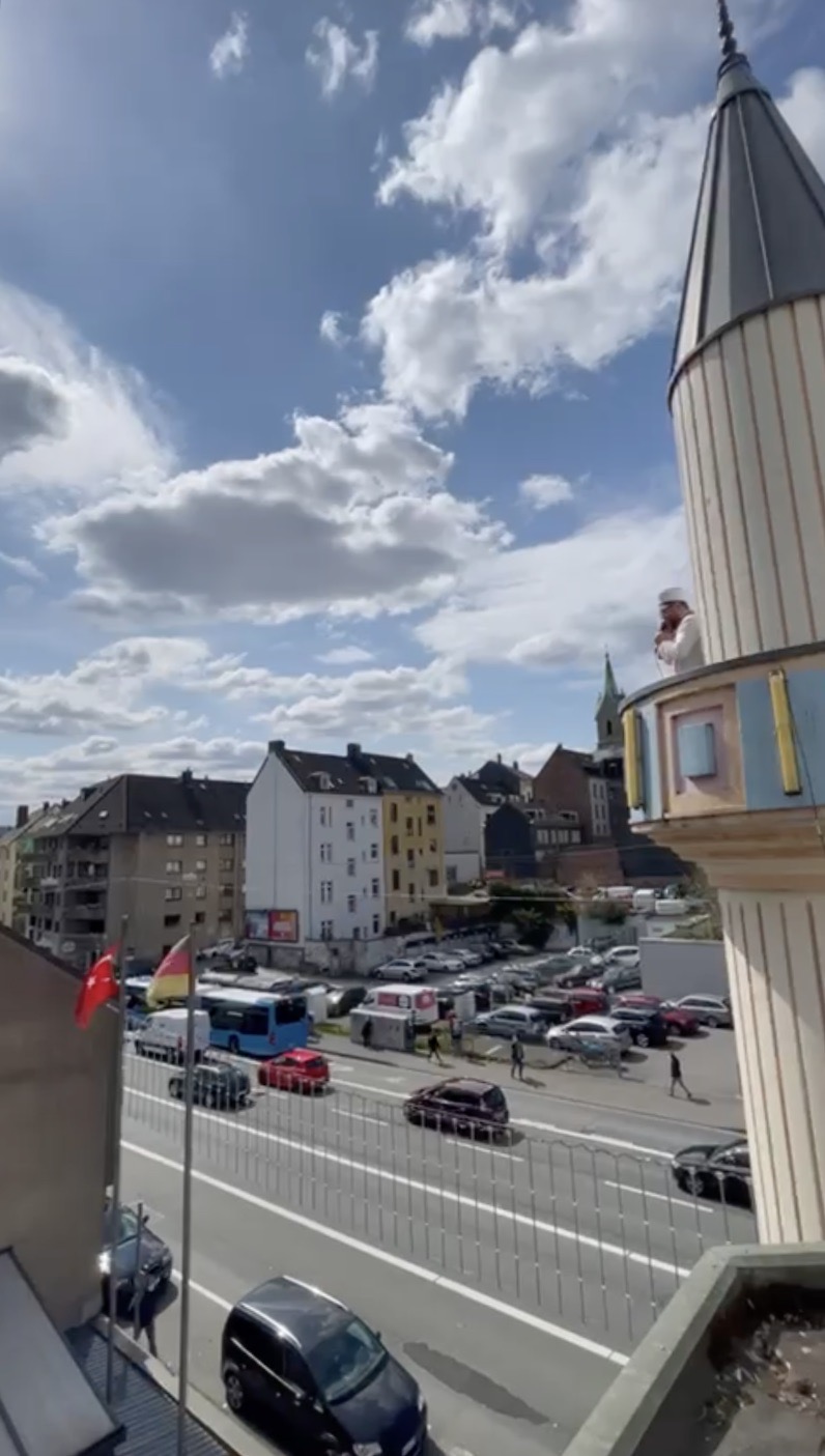Wuppertal’da hoparlörle minareden Cuma ezanı okunuyor