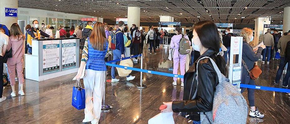 Muğla'da Rus turist taşıyan yolcu uçağı havalimanında 'su takı'yla karşılandı