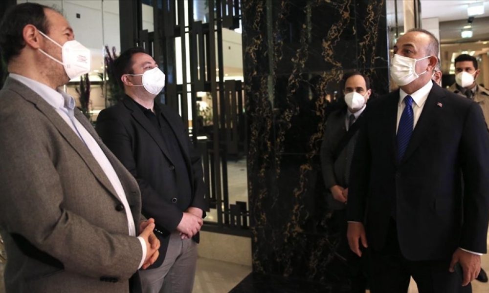 Çavuşoğlu AA muhabirlerine geçmiş olsun dileğinde bulundu