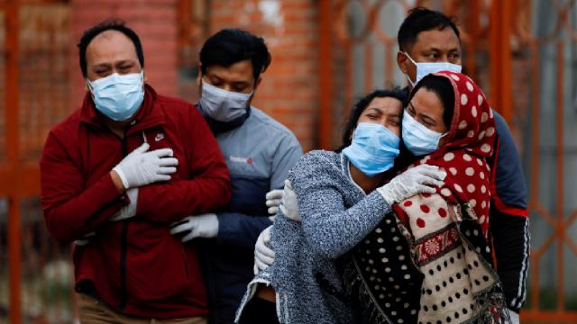 Hindistan'da son 24 saatte 4 bin 77 kişi hayatını kaybetti