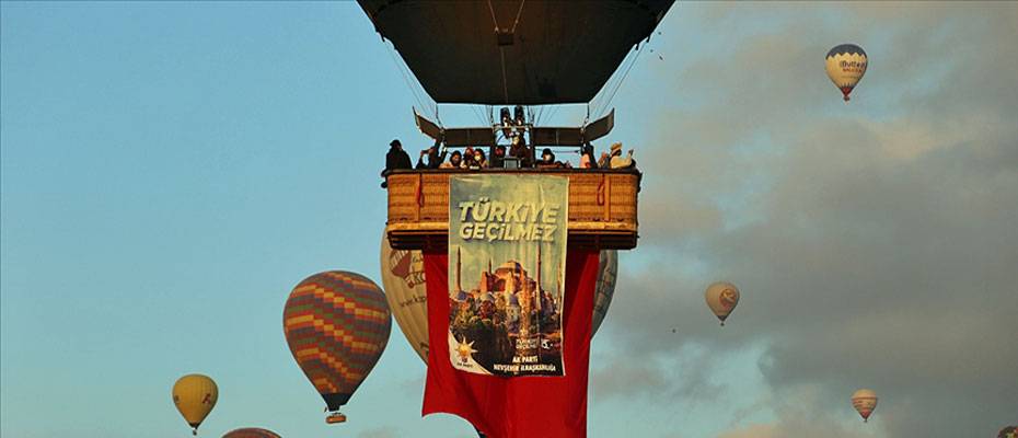 Kapadokya’da balonlar 15 Temmuz nedeniyle Türk bayrağı ve pankartlarla havalandı