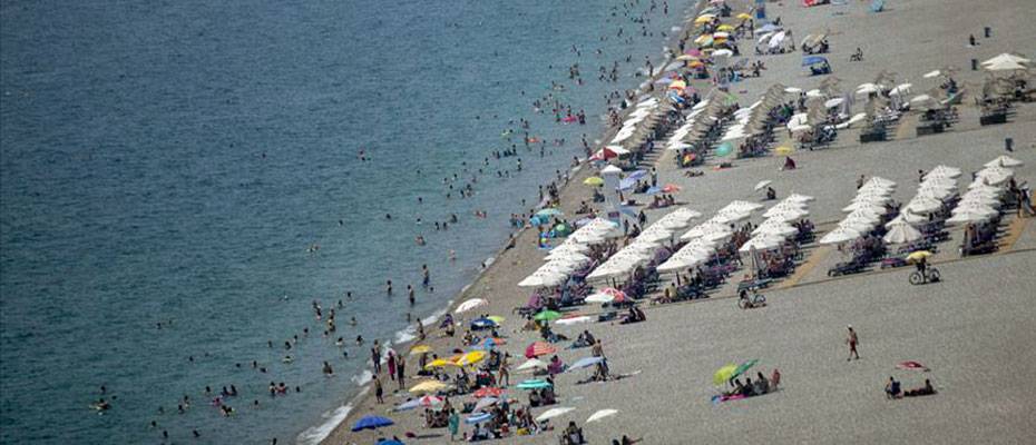 Antalya ve Muğla'da tatilciler sahillerde yoğunluk oluşturdu