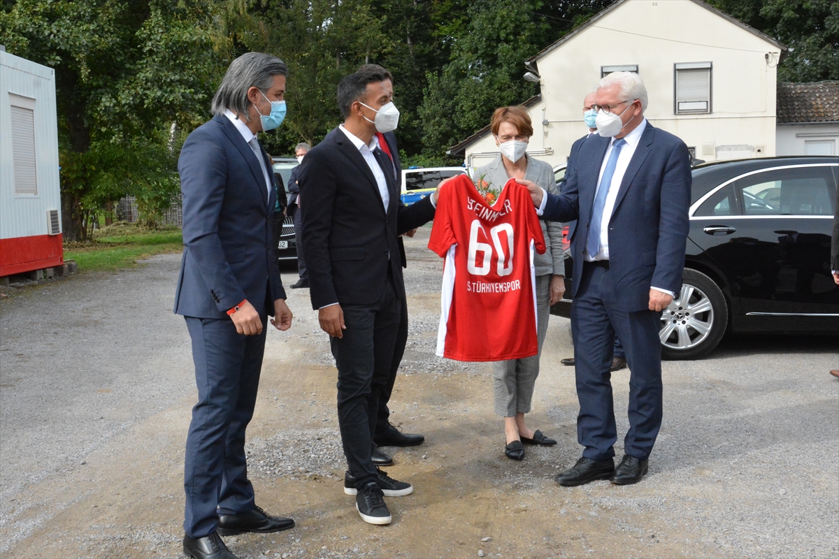 Almanya Cumhurbaşkanı Steinmeier, Türkiyemspor kulübünü ziyaret etti