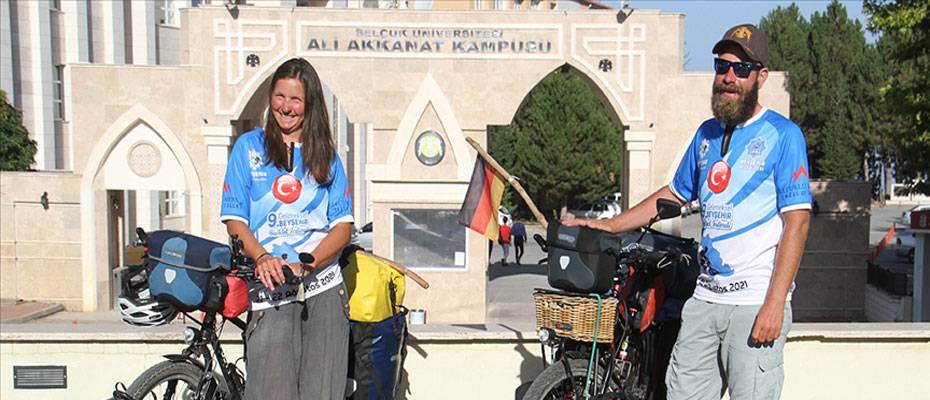 Bisikletle Asya turuna çıkan Alman sağlıkçı çift, Konya'da mola verdi
