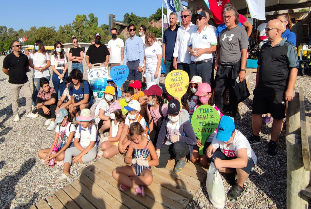 Antalya iş dünyası deniz ve ormanı temizledi