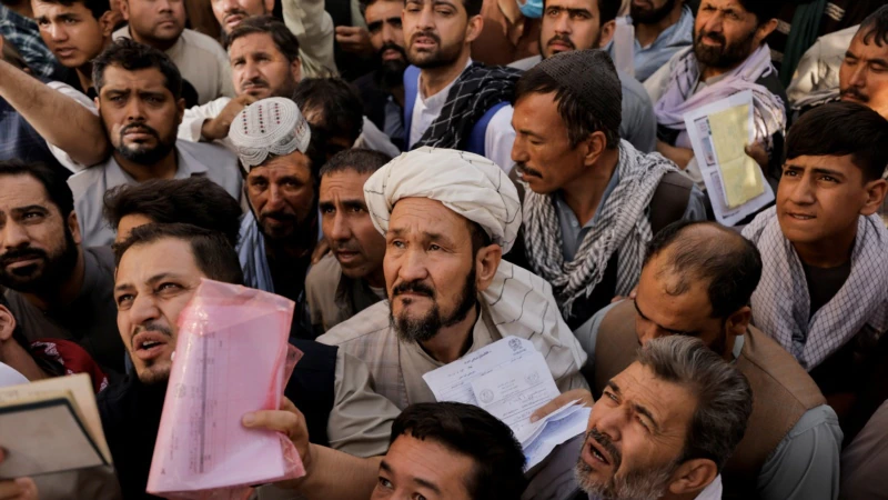 Afganistan’da Pasaport İzdihamı