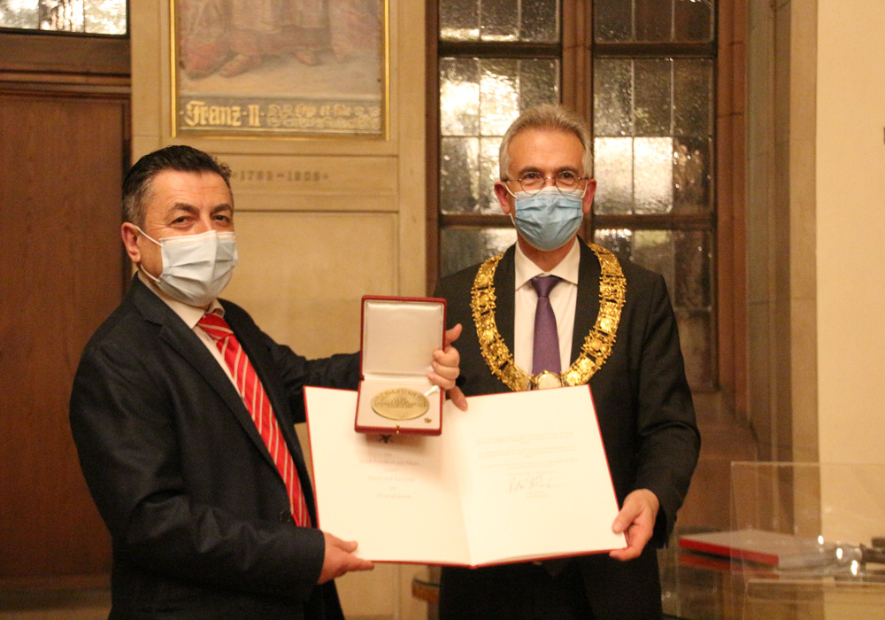 Frankfurt'tan Arif Arslaner'e onur plaketi