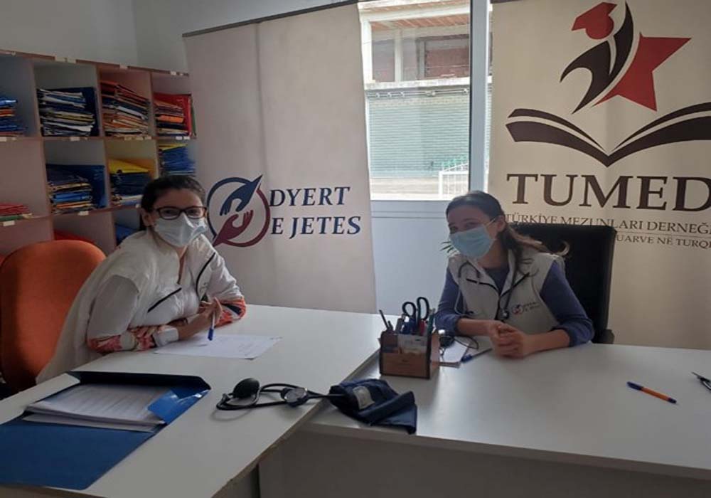 TÜRKİYE MEZUNLARI ARNAVUTLUK’TA COVİD-19 YARALARINI SARIYOR