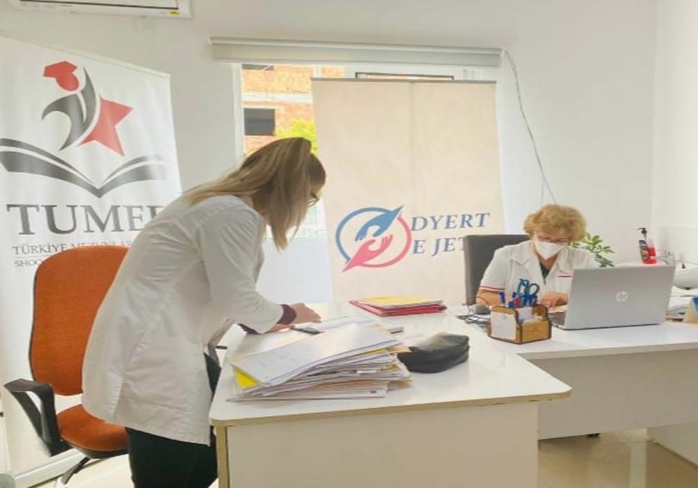 TÜRKİYE MEZUNLARI ARNAVUTLUK’TA COVİD-19 YARALARINI SARIYOR