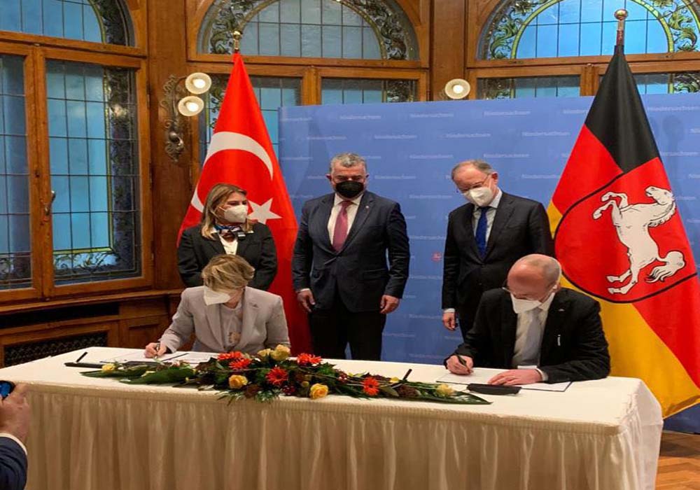 "Birbirine bağlı az ülkelerden biriyiz"