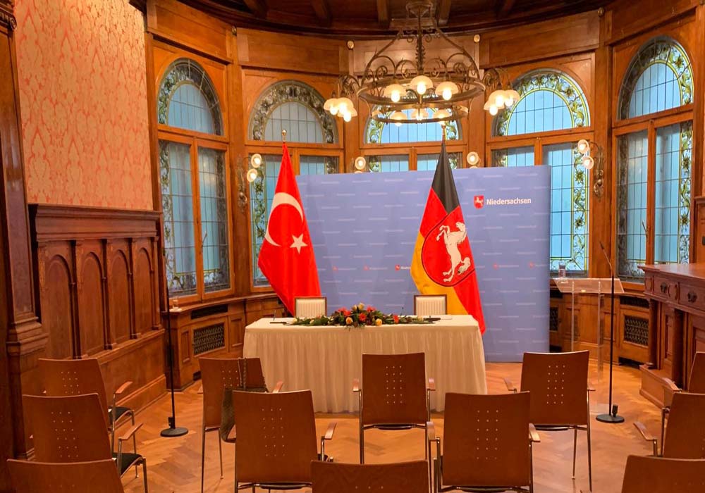 "Birbirine bağlı az ülkelerden biriyiz"