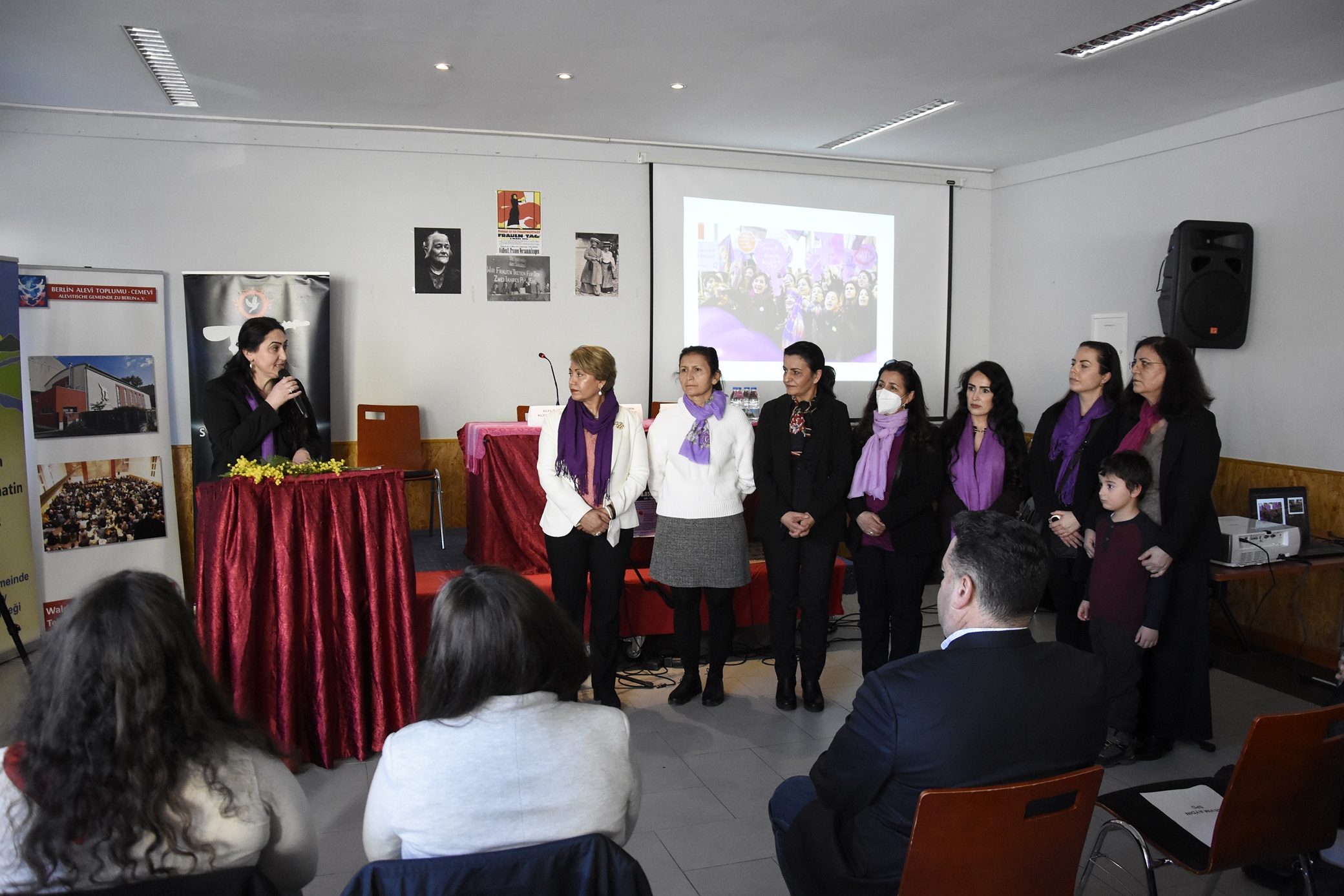 8 Mart Berlin`de her dilde her renkte kutlandı