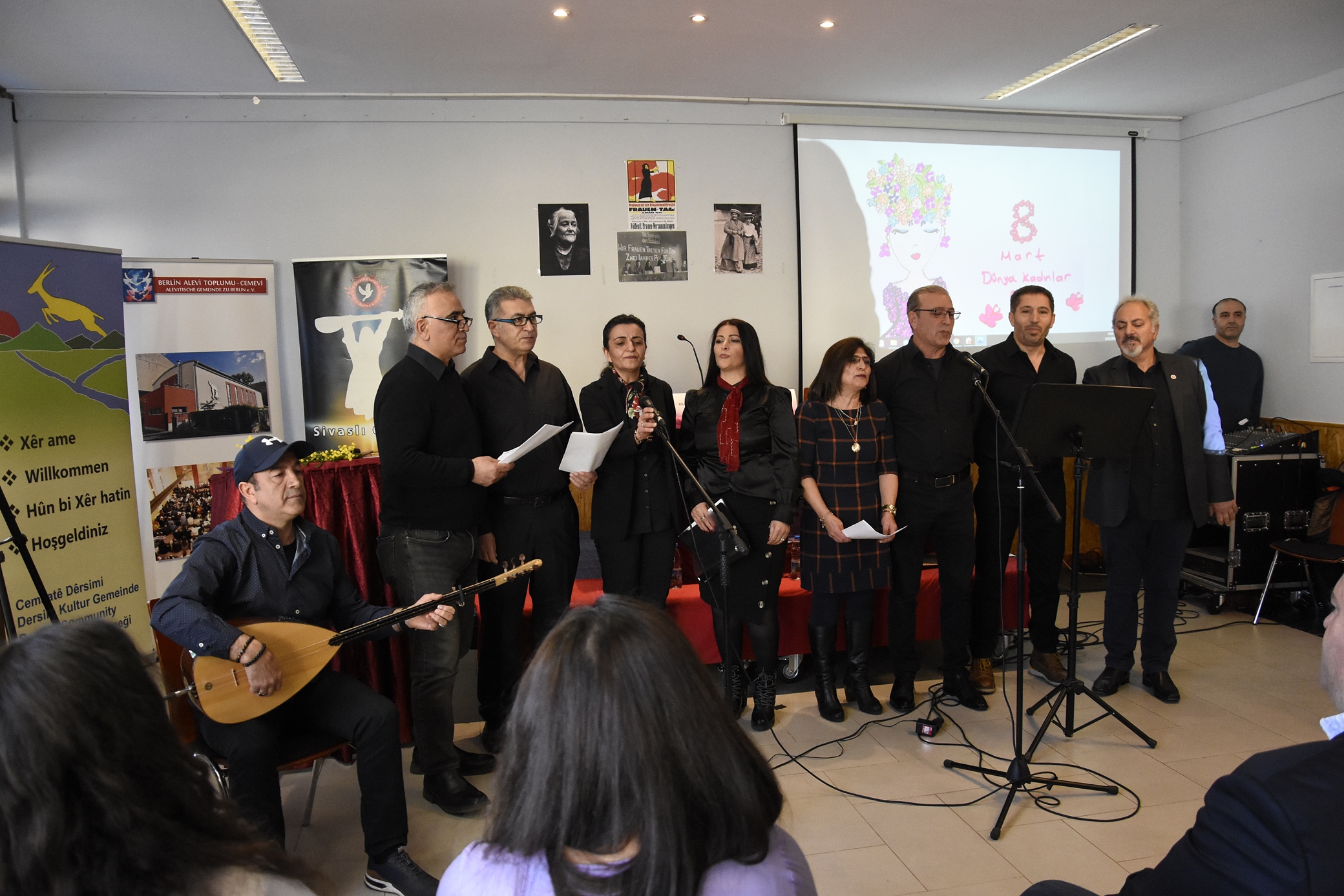 8 Mart Berlin`de her dilde her renkte kutlandı