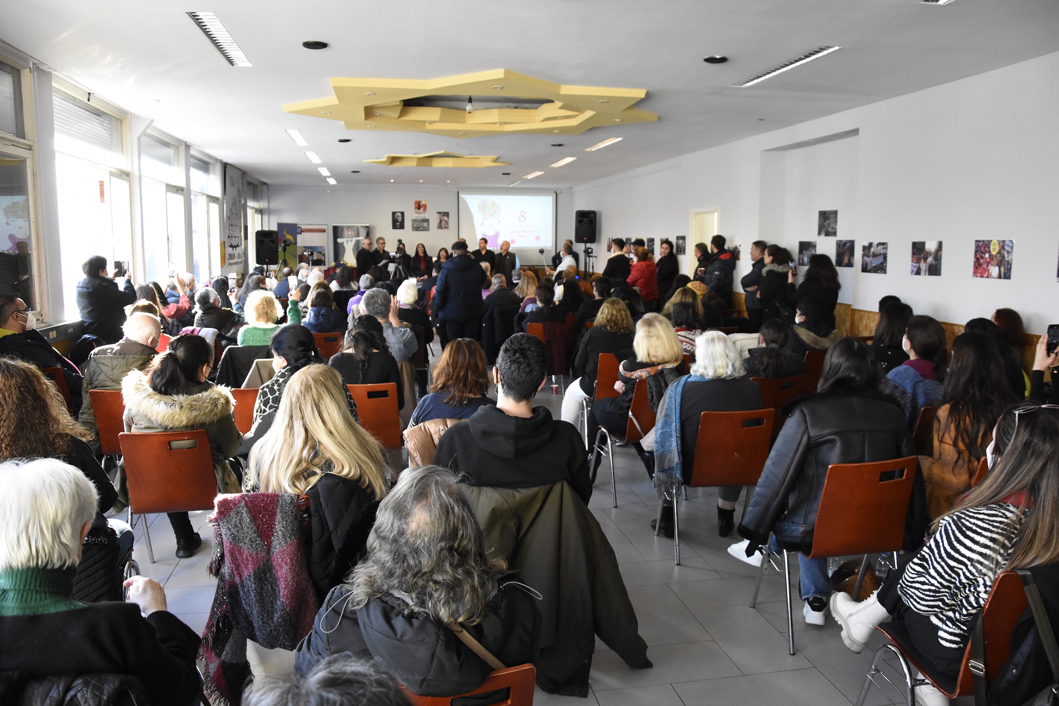 8 Mart Berlin`de her dilde her renkte kutlandı