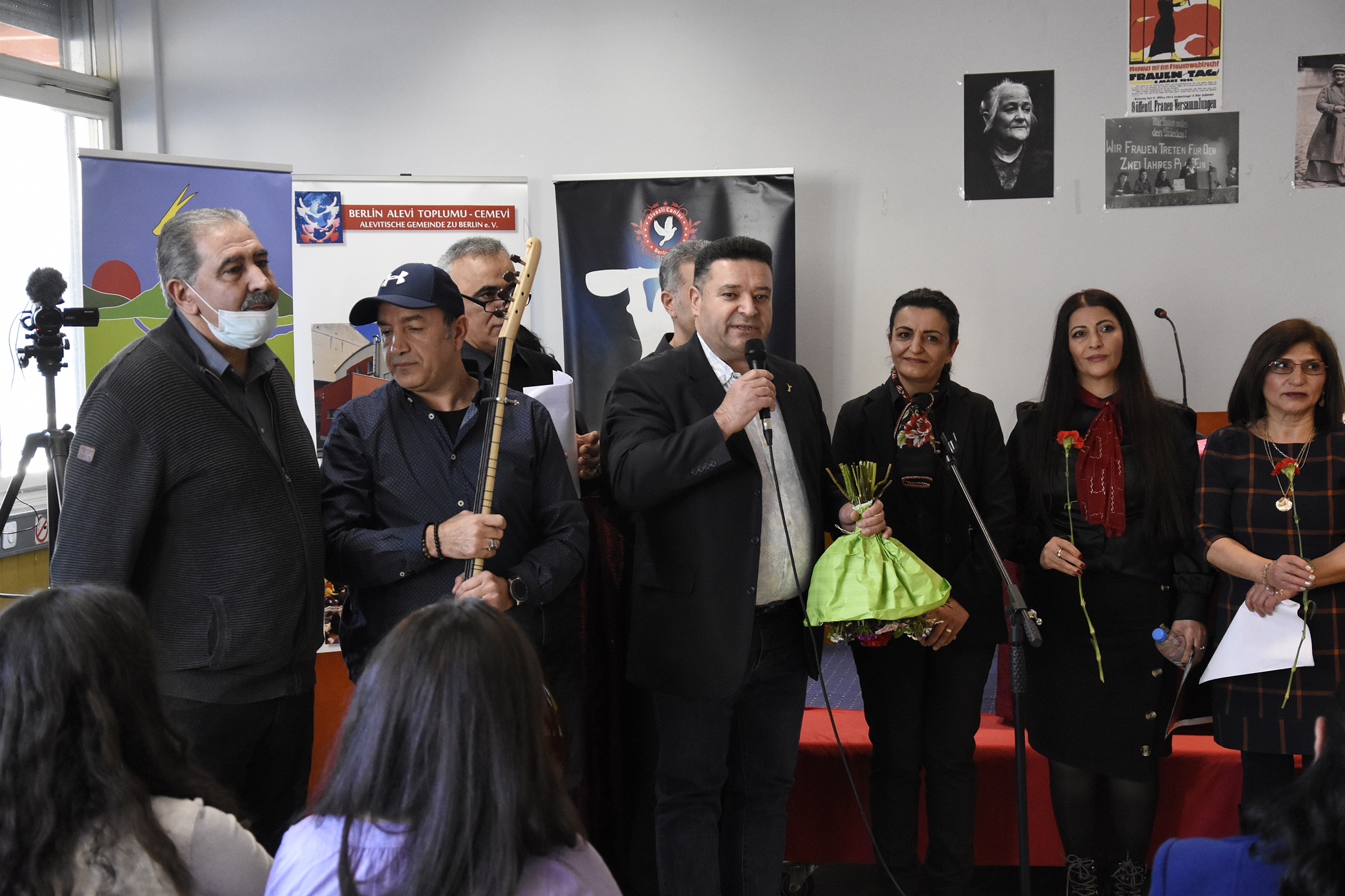 8 Mart Berlin`de her dilde her renkte kutlandı