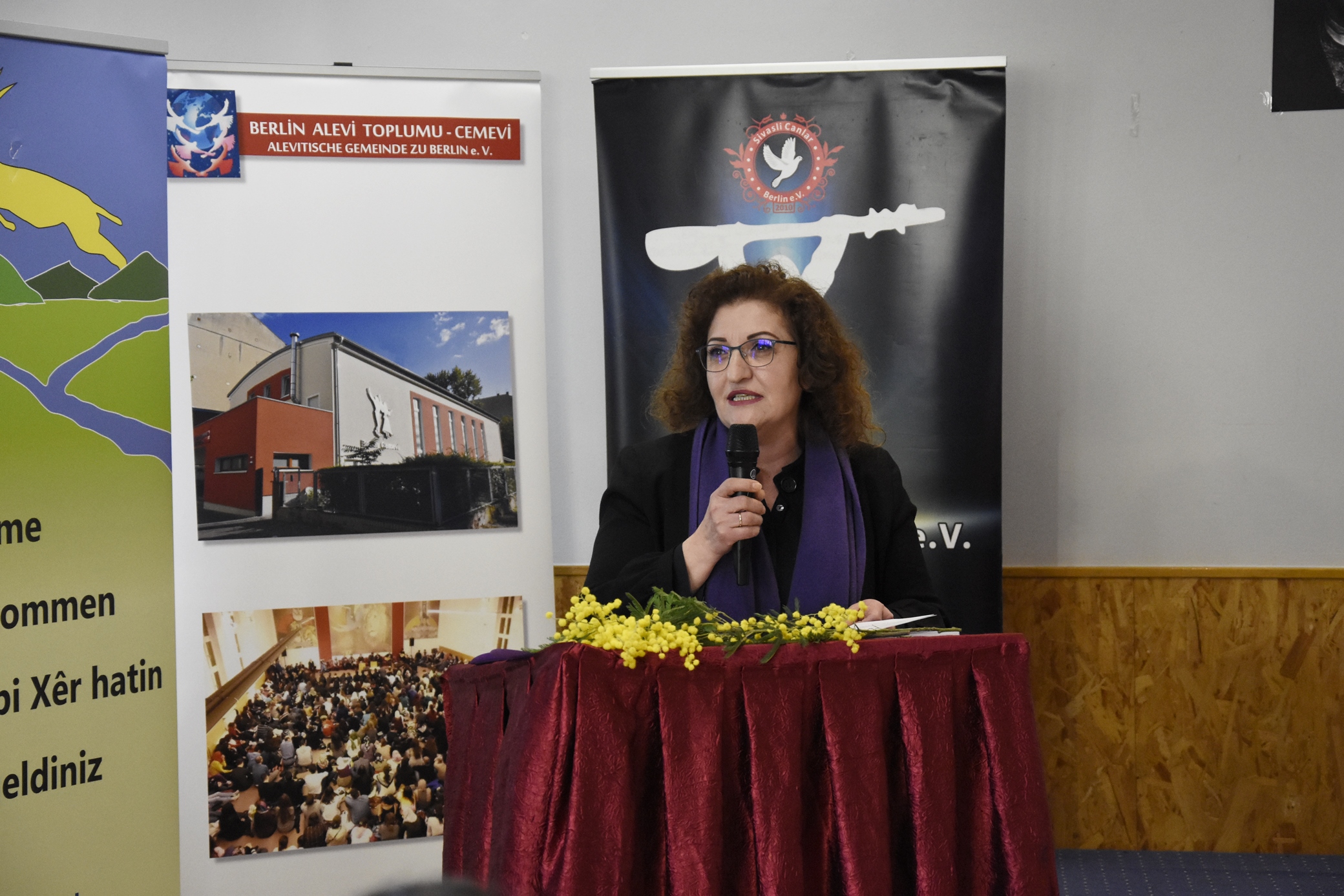 8 Mart Berlin`de her dilde her renkte kutlandı