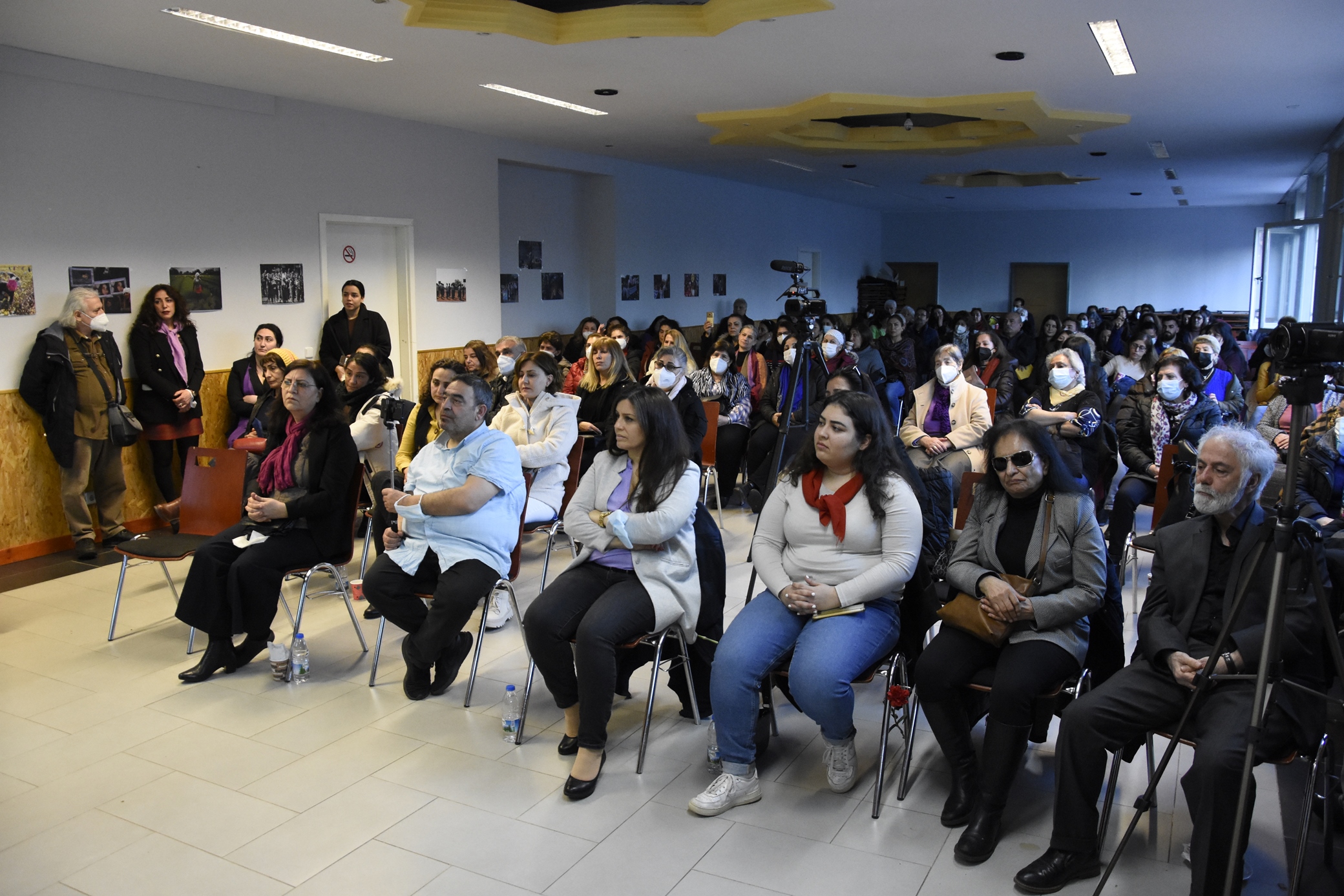 8 Mart Berlin`de her dilde her renkte kutlandı