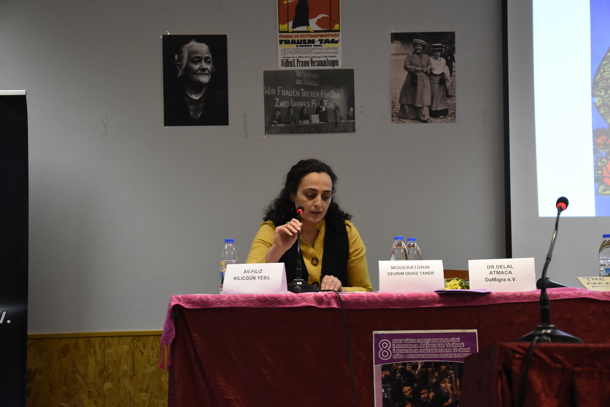 8 Mart Berlin`de her dilde her renkte kutlandı