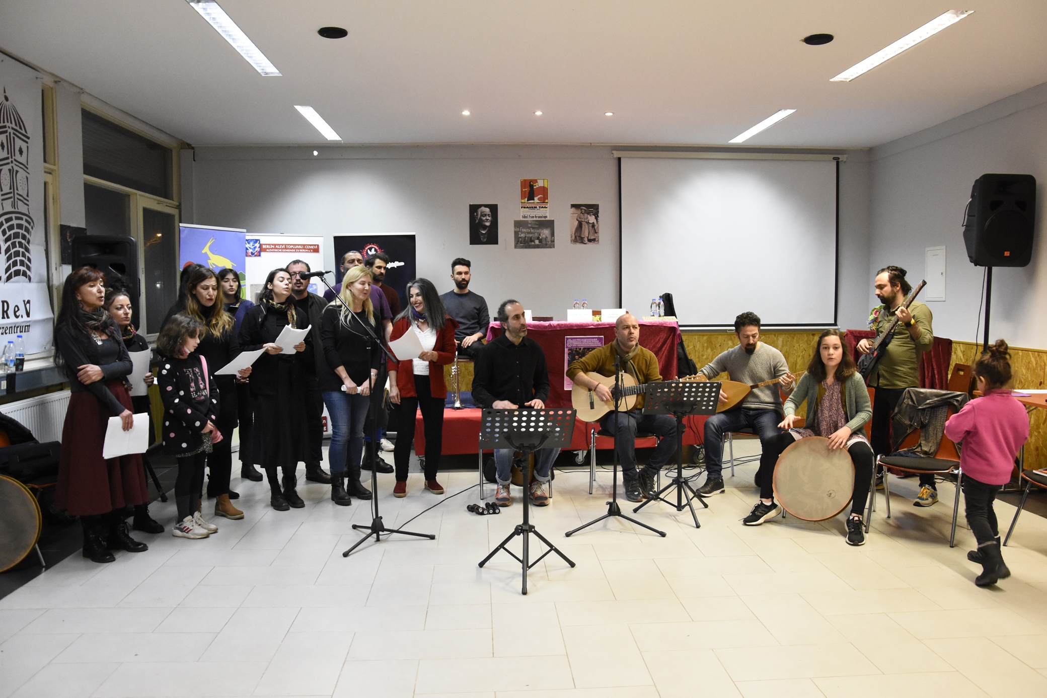 8 Mart Berlin`de her dilde her renkte kutlandı