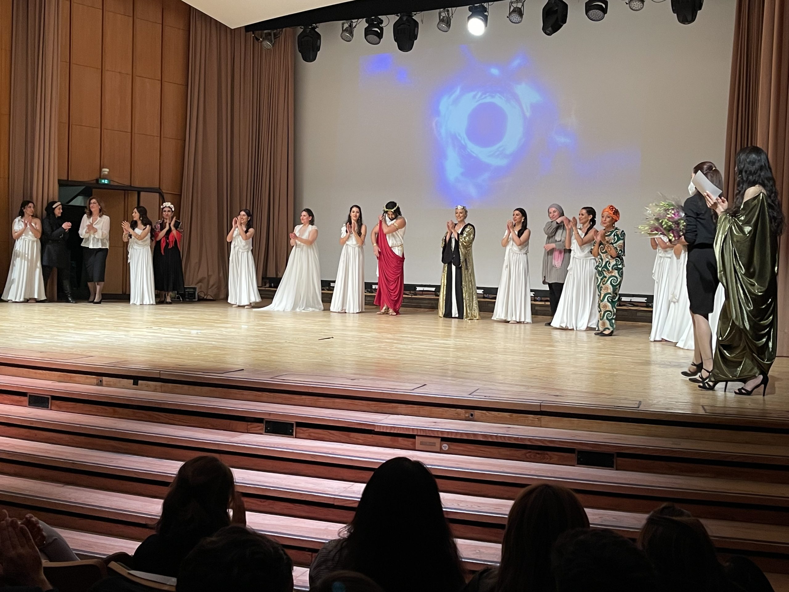 “Kibele´nin Kızları” ayakta alkışlandı