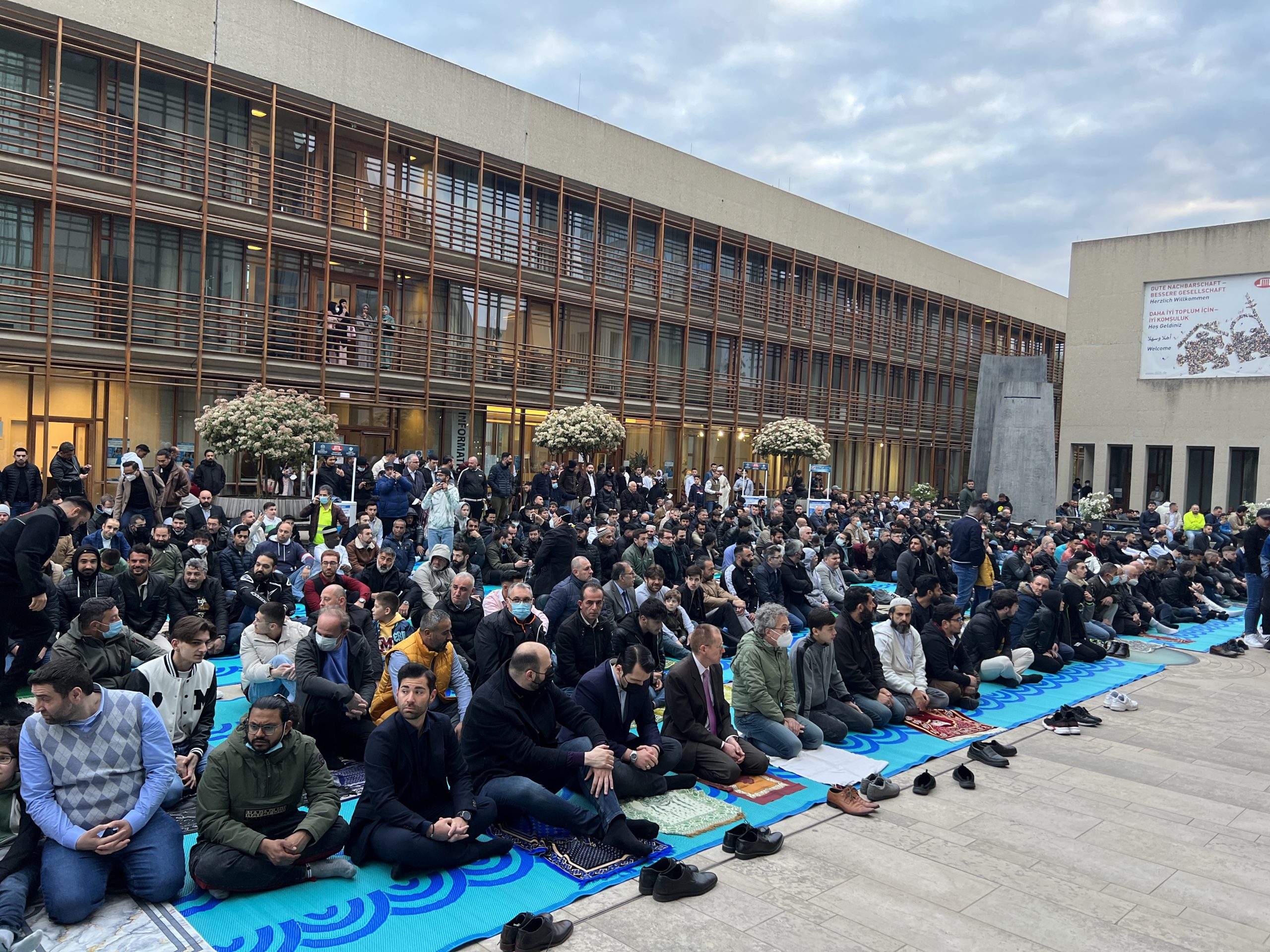 Almanya'da bayram namazında camiler doldu