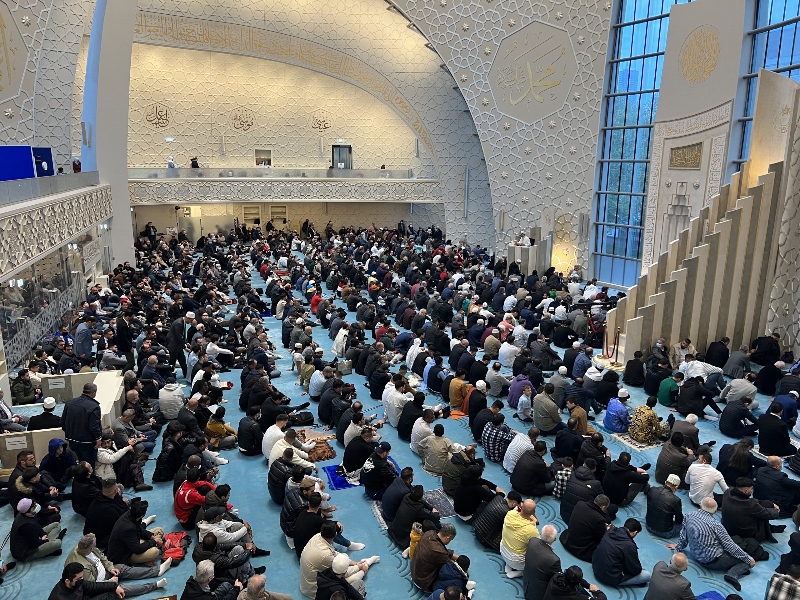 Almanya'da bayram namazında camiler doldu