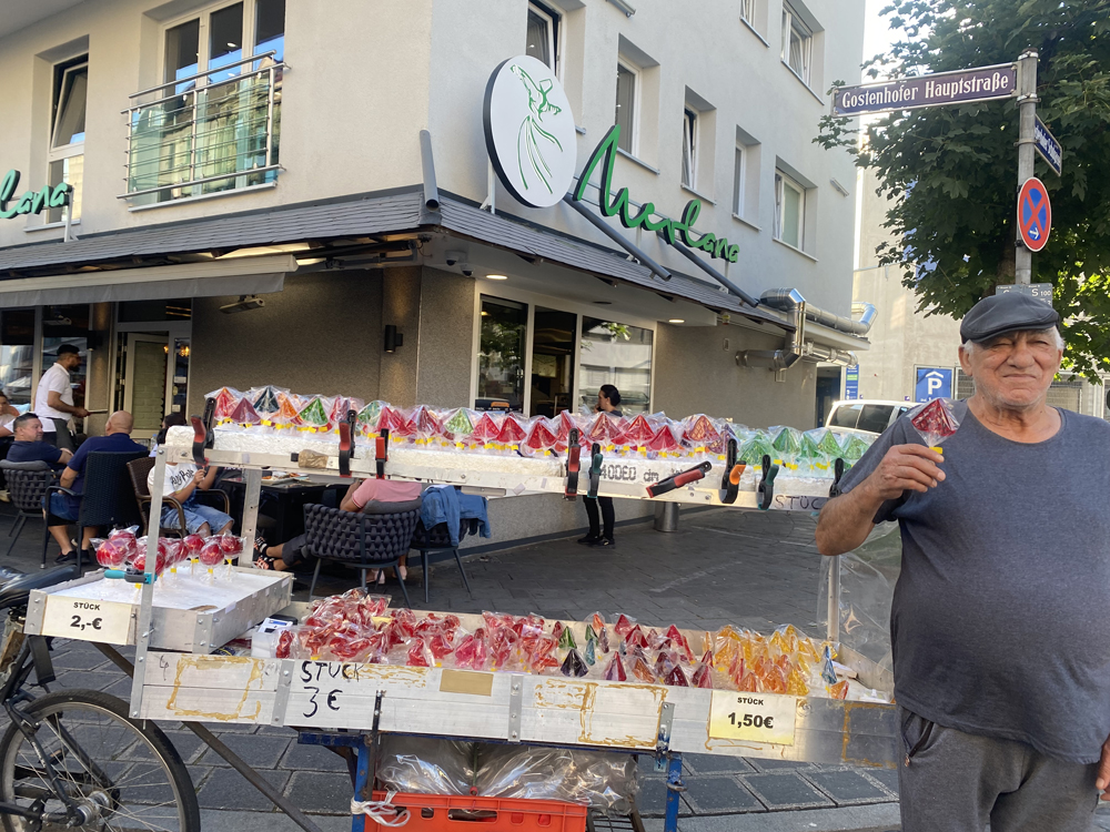 72 YAŞINDA ELMA ŞEKERİ SATIP EVE KATKI SAĞLIYOR