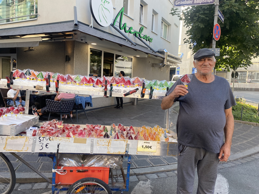 72 YAŞINDA ELMA ŞEKERİ SATIP EVE KATKI SAĞLIYOR