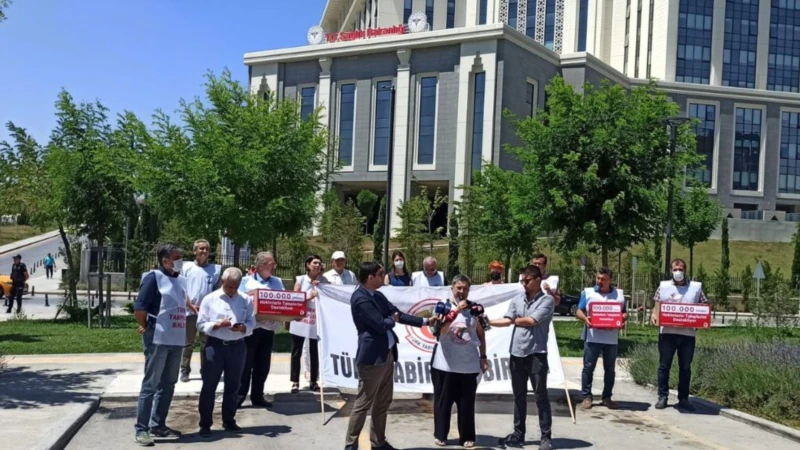 Hekimler 100 Bin İmzayla Sağlık Bakanlığı'na Gitti