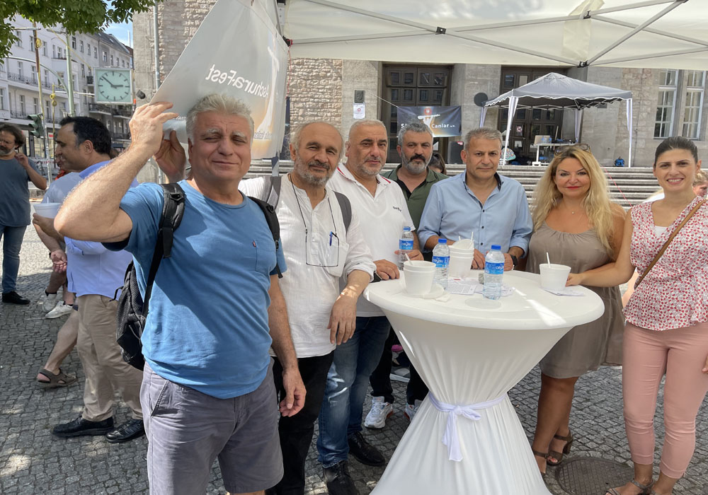 Berlin`de Sivaslı Canlar Derneği Aşure İkram etti