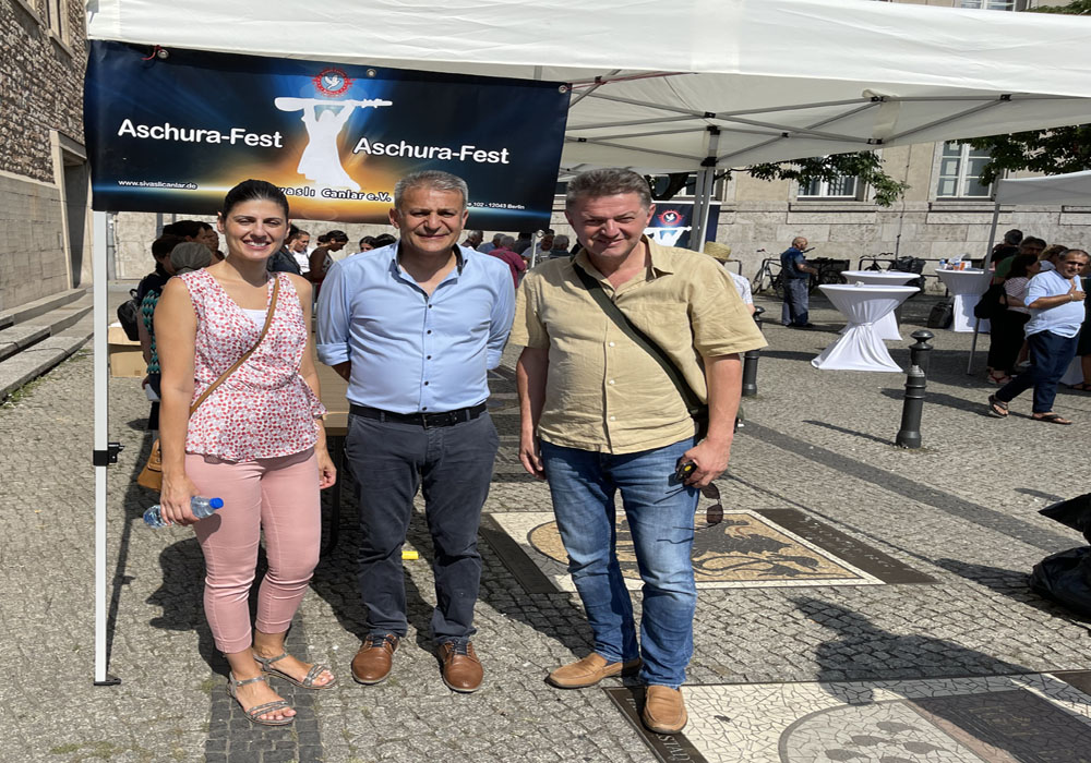 Berlin`de Sivaslı Canlar Derneği Aşure İkram etti