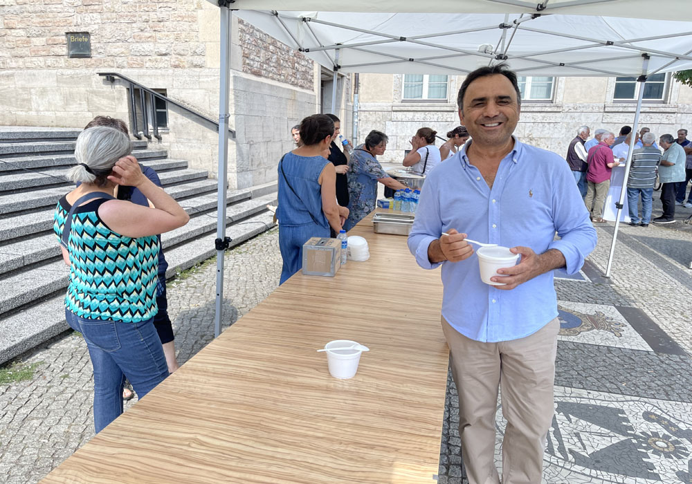 Berlin`de Sivaslı Canlar Derneği Aşure İkram etti