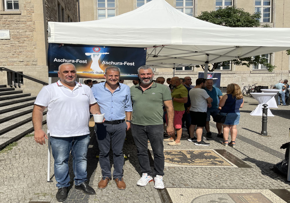 Berlin`de Sivaslı Canlar Derneği Aşure İkram etti