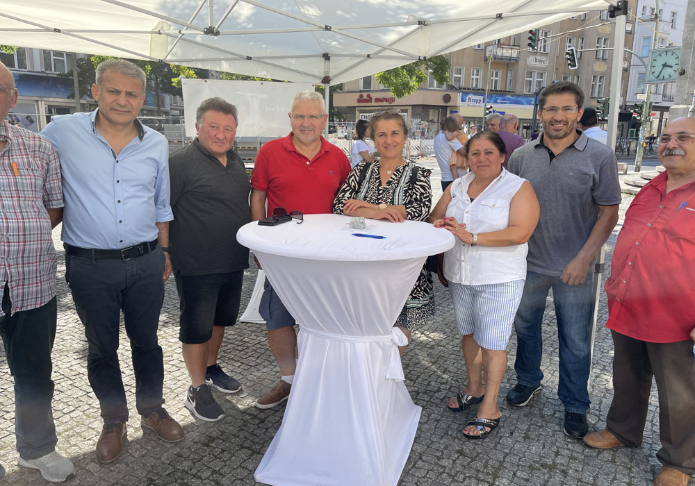 Berlin`de Sivaslı Canlar Derneği Aşure İkram etti