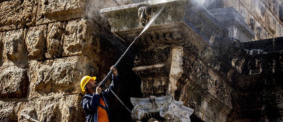Antalya'nın simgelerinden Hadrianus Kapısı'nın desenleri daha görünür olacak