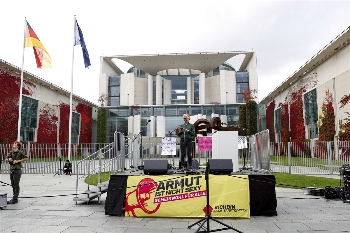 Almanya’da artan fiyatlar Başbakanlık Binası önünde protesto edildi