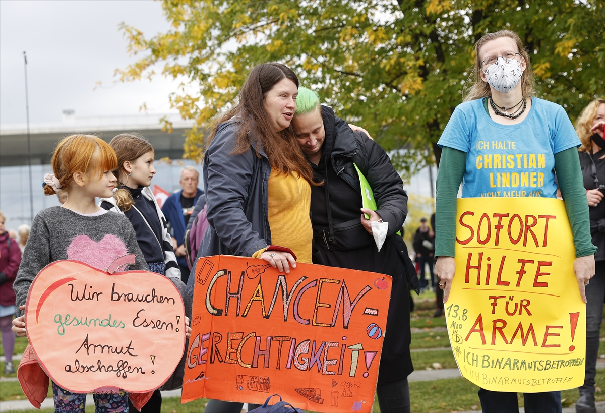 Almanya’da artan fiyatlar Başbakanlık Binası önünde protesto edildi