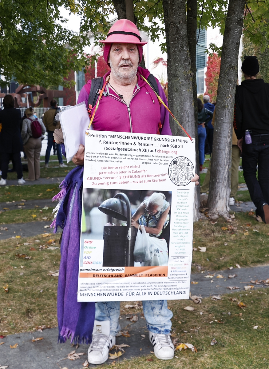Almanya’da artan fiyatlar Başbakanlık Binası önünde protesto edildi