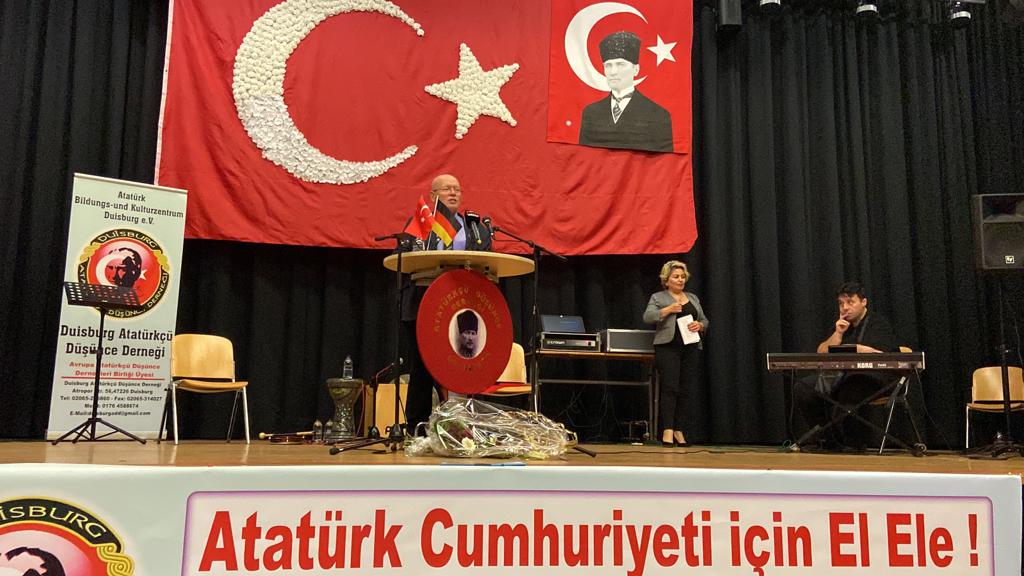 DUİSBURG’TA CUMHURİYET COŞKUSU