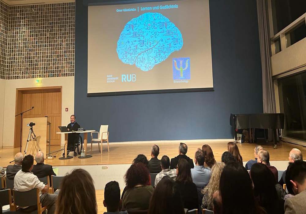 Ordinaryüs Prof. Güntürkün’den sanat müzesinde halka açık ders
