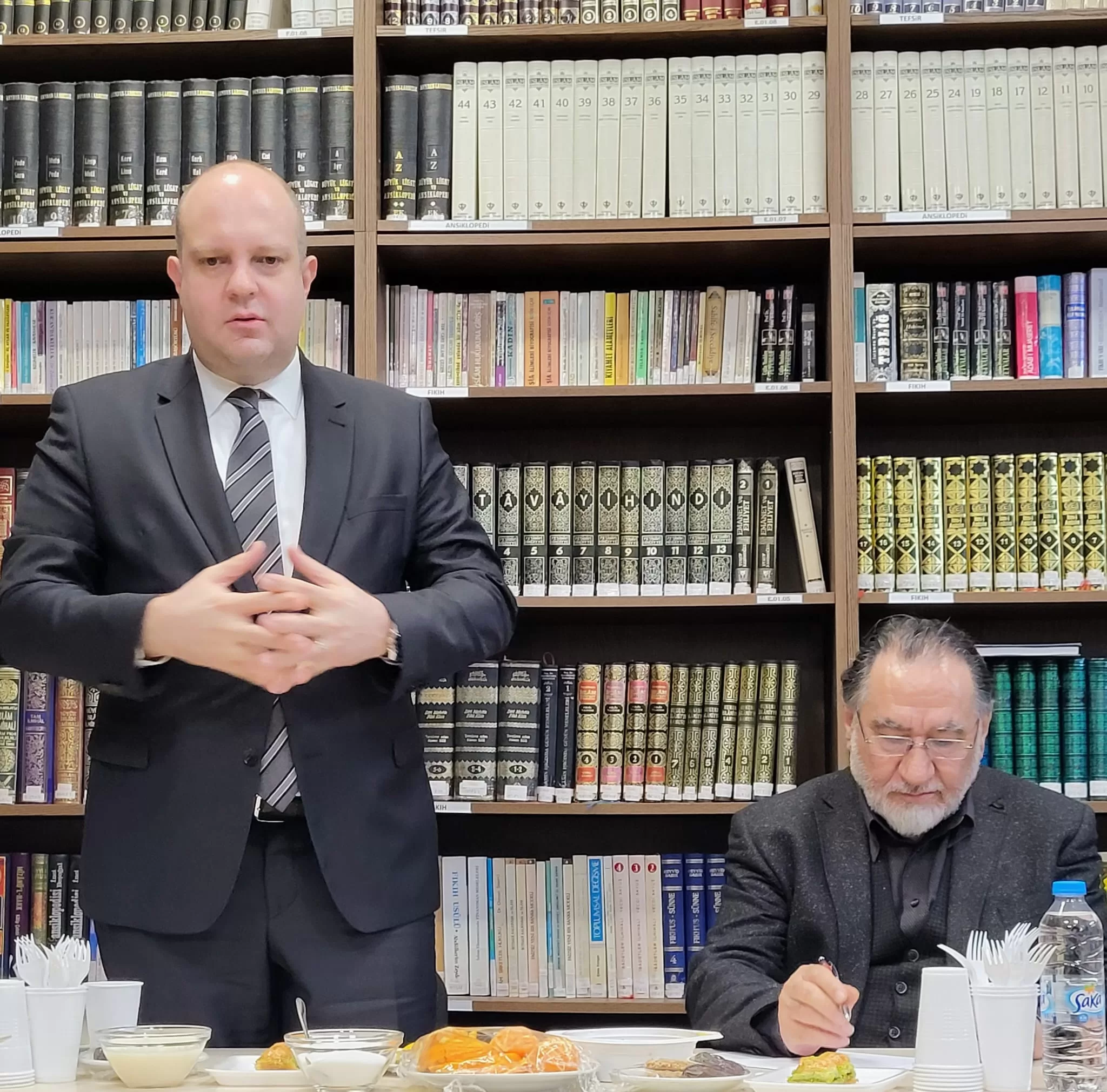 Berlin`de depremzedeler için askıda yemek