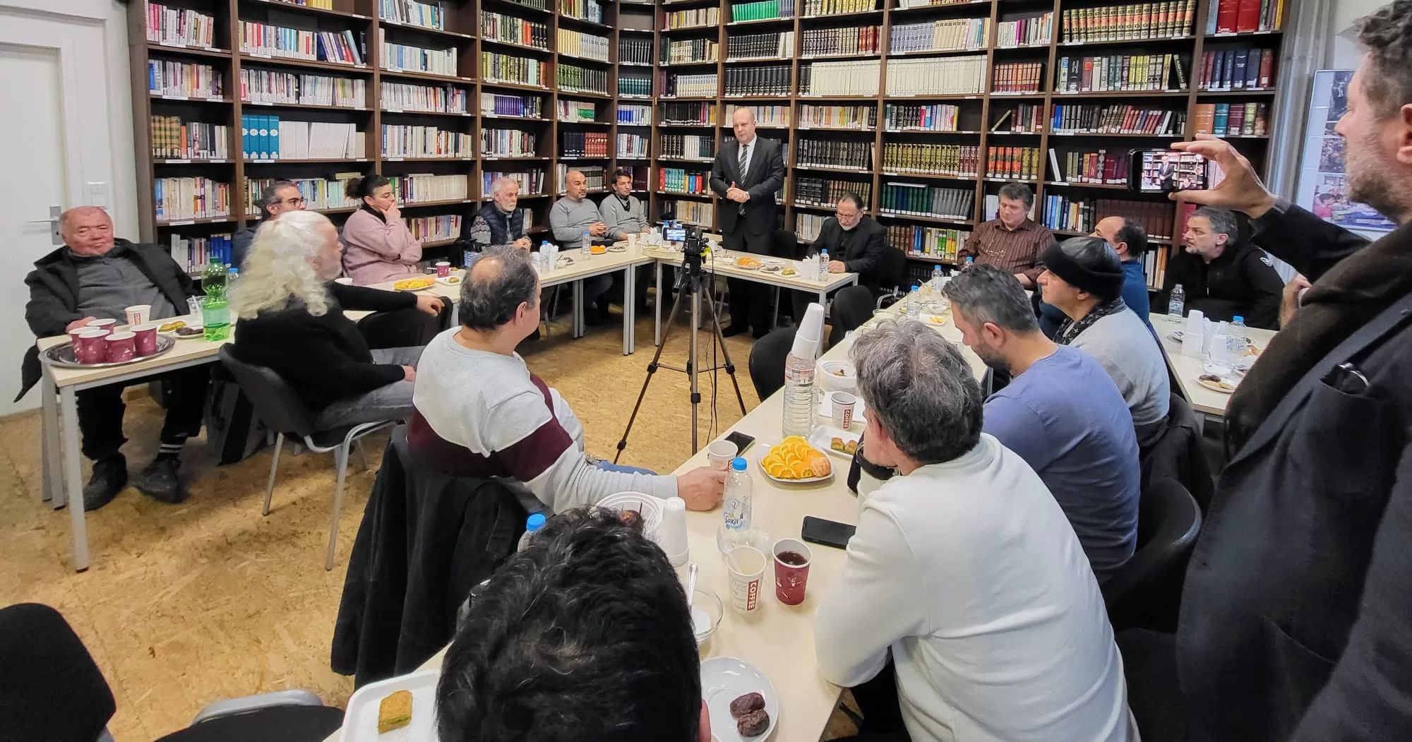 Berlin`de depremzedeler için askıda yemek