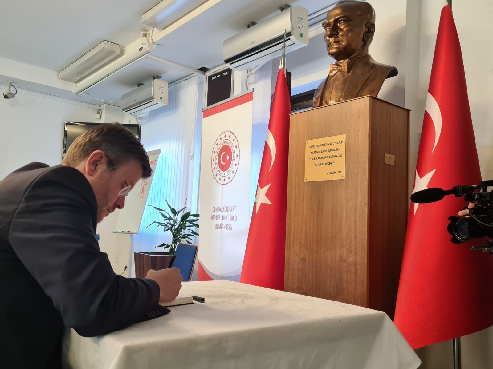 Nürnberg Belediye Başkanı König, taziye defterini imzaladı