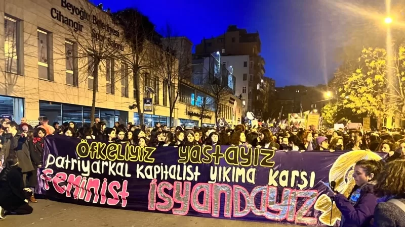 8 Mart’ta İstiklal Caddesi Yine Kadınlara Kapatıldı: En Az 10 Gözaltı