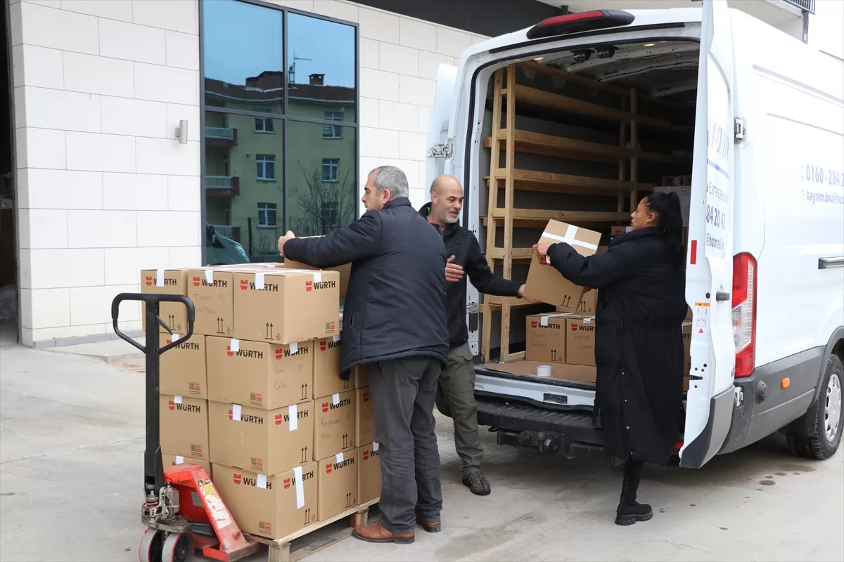 Baba ve kızı, Almanya`da topladıkları yardım malzemeleri ile Türkiye'ye geldi