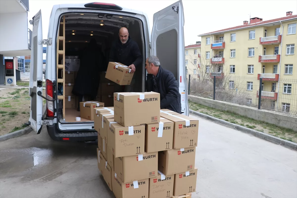 Baba ve kızı, Almanya`da topladıkları yardım malzemeleri ile Türkiye'ye geldi