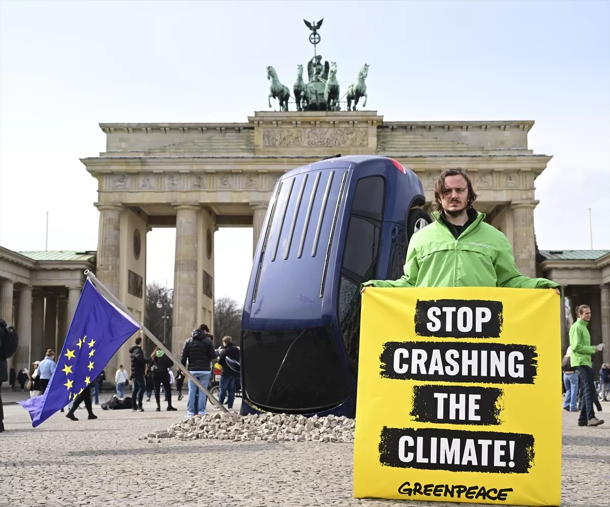 Greenpeace, Alman hükümetinin ulaşım politikasını protesto etti