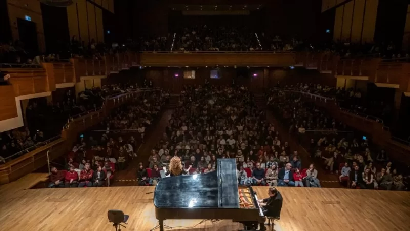 Fransa’da Depremzedeler İçin Dev Konser